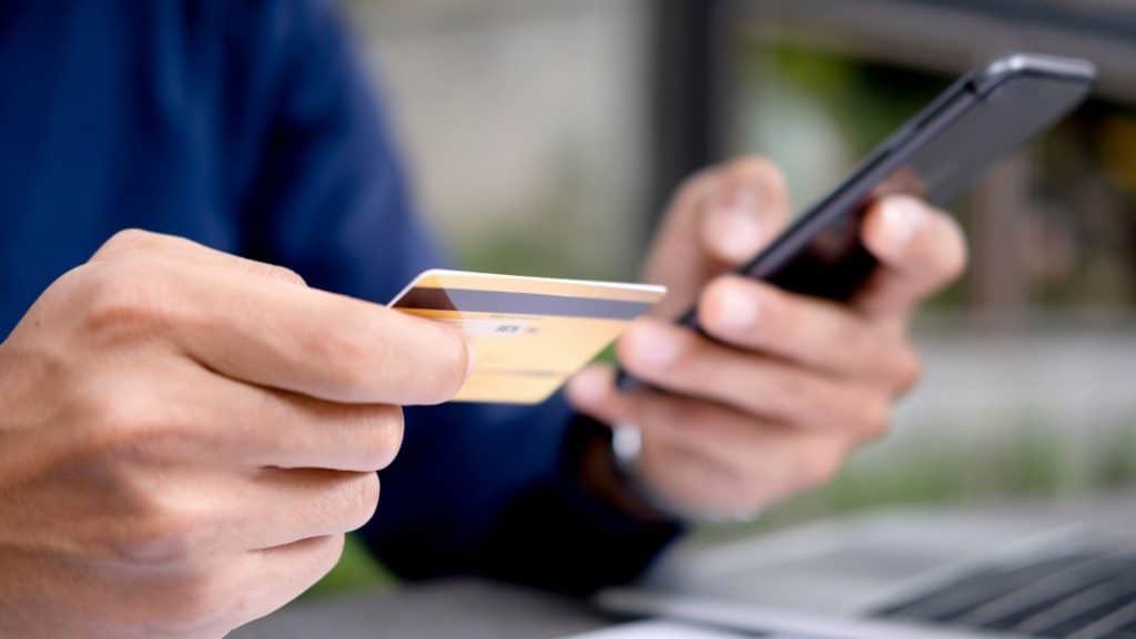 Dampak Digitalisasi pada Sektor Perbankan: Transformasi Besar Layanan Keuangan Indonesia