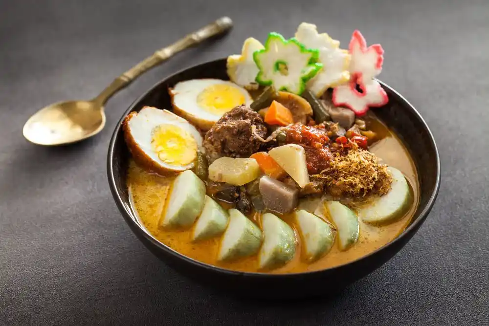 Lontong Medan yang Lagi Viral, Sajian Legendaris yang Kembali Jadi Perbincangan